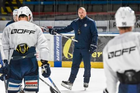 Tréner HK Nitra Andrej Kmeč.