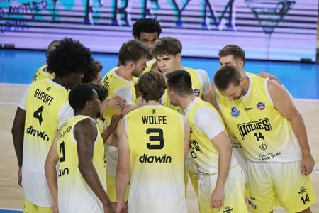 Basketbalisti Košice Wolves absolvoval premiéru v SBL. Na úvod podali sympatický výkon, ale úradujúcemu majstrovi podľahli.