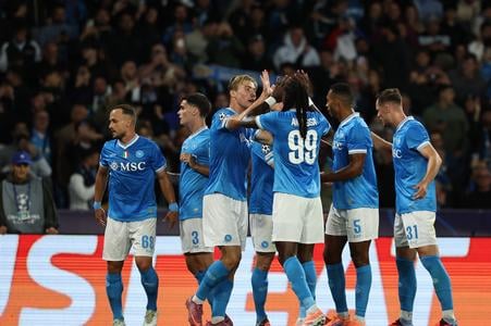 Hráč Neapolu Rasmus Hojlund (uprostred vľavo) oslavuje so spoluhráčmi, vľavo stojí Slovák Stanislav Lobotka, po tom, ako strelil gól proti Sportingu počas zápasu 2. kola ligovej fázy Ligy majstrov SSC Neapol - Sporting Lisabon.