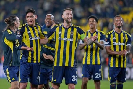 Hráči Fenerbahce oslavujú.