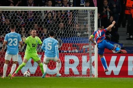 Hráč Plzne Matěj Vydra (vpravo) strieľa úvodný gól zápasu proti Malmö.