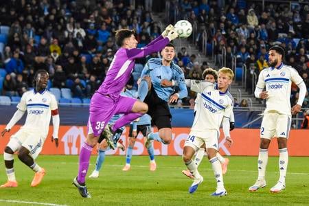 Zľava v popredí brankár Mike Penders zo Štrasburgu, Marko Tolič zo Slovana a Lucas Hogsberg zo Štrasburgu.