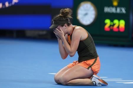 Česká tenistka Linda Nosková sa raduje po víťazstve nad Američankou Jessicou Pegulovou v semifinále ženskej dvojhry na tenisovom turnaji WTA v Pekingu.