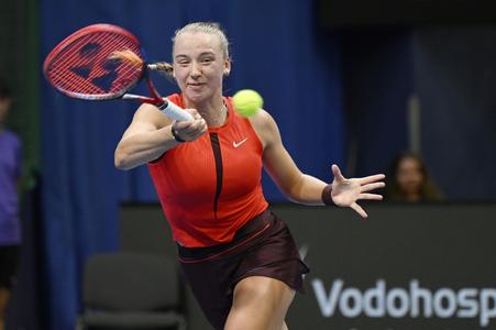 Ruská tenistka Alina Kornejevová odvracia úder.