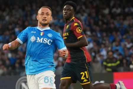 Slovenský futbalista Stanislav Lobotka (vľavo).