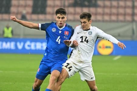 Estónec Ioan Jakovlev a Adam Obert počas zápasu C-divízie Ligy národov Slovensko - Estónsko v Trnave, v  novembri 2024.