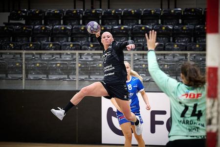 Nórska hádzanárka Camilla Herremová sa vrátila na palubovky pár dní po absolvovaní chemoterapie.