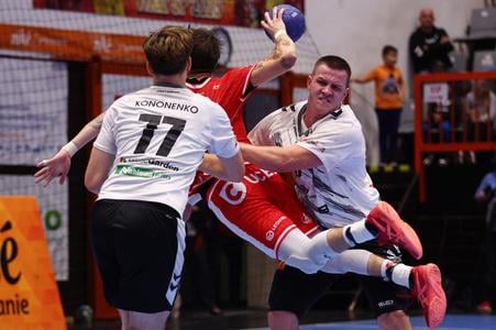Zľava Mikita Kononenko (Topoľčany), Samuel Kovács (Považská Bystrica) a Milan Vanek (Topoľčany) počas zápasu 7. kola Niké Handball Extraligy.