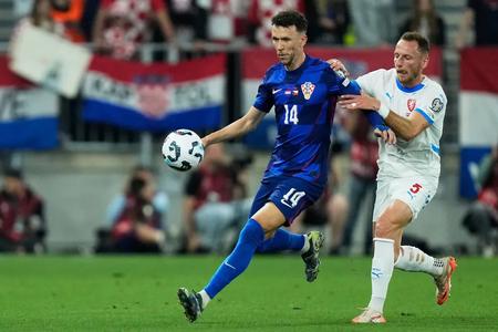 Ivan Perišič (vľavo) a Vladimír Coufal v zápase Chorvátsko - Česko v kvalifikácii MS 2026.
