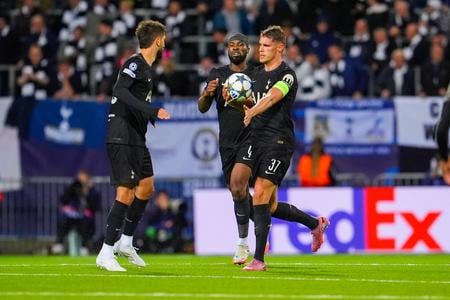 Hráči Tottenhamu Hotspur sa tešia z gólu.
