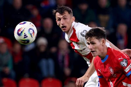 Futbalista Chorvátska Ante Budimir (vľavo) a Čech Martin Vitík bojujú o loptu v zápase L-skupiny európskej kvalifikácie MS2026 Česko - Chorvátsko v Prahe.