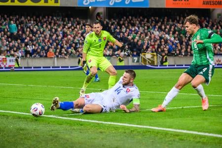 Zľava Martin Dúbravka (Slovensko),  Milan Škriniar (Slovensko) a Dion Charles (Severné Írsko) počas zápasu A-skupiny európskej kvalifikácie MS2026 vo futbale mužov Severné Írsko - Slovensko v Belfaste v piatok 10. októbra 2025.