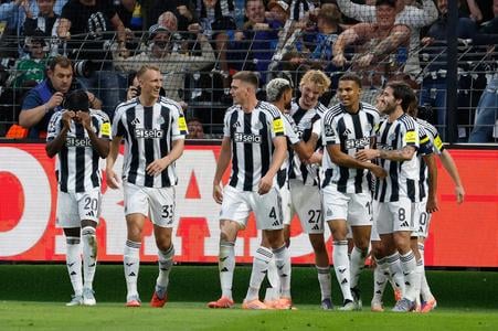 Hráč Newcastle Sandro Tonali (druhý sprava) oslavuje so spoluhráčmi.