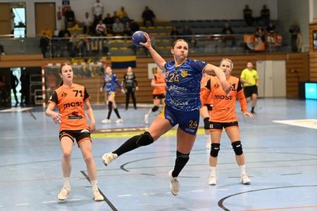 Uprostred s loptou Kristína Pastorková  (DAC), vľavo Sofie Behenská a vpravo Katarína Kostelná (obe Baník Most) v zápase 5. kola MOL ligy žien v hádzanej HC DAC Dunajská Streda - DHK Baník Most 11. októbra 2025 v Dunajskej Strede.