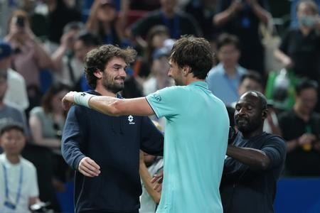 Francúzsky tenista Arthur Rinderknech (vpravo) sa objíma so svojím bratrancom Valentinom Vacherotom z Monaka po jeho výhre v semifinále dvojhry na tenisovom turnaji ATP Masters 1000 v čínskom Šanghaji 11. októbra 2025.