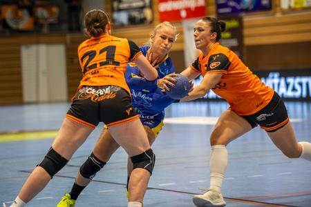 V šlágri 5. kola MOL ligy dominovali obrany, o tvrdosti defenzívy DHK Baník Most sa presvedčila aj krídelníčka HC DAC Dunajská Streda Monika Pénzes (v strede s loptou).