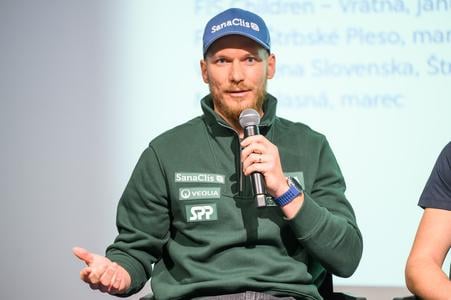 Lyžiar Adam Žampa počas tlačovej konferencie Zväzu slovenského lyžovania (ZSL) pred začiatkom sezóny 2025/26 v Bratislave.