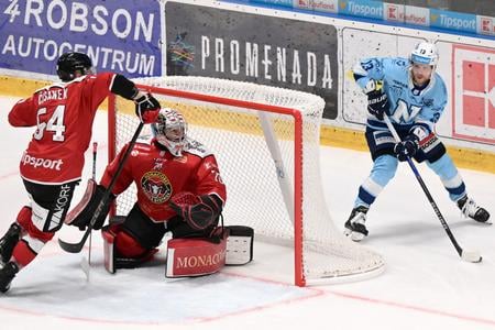 Zľava Boris Česánek (Banská Bystrica), brankár Banskej Bystrice Eriks Vitols a Michal Krištof (Nitra).