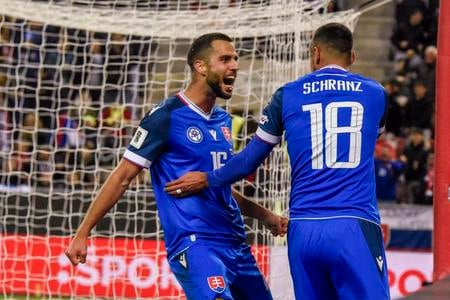 Dávid Hancko oslavuje gól Ivana Schranza v zápase proti Luxembursku. 