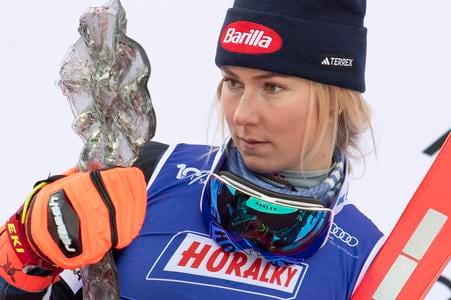 Na snímke americká lyžiarka Mikaela Shiffrinová si pozerá trofej za druhé miesto v obrovskom slalome žien Svetového pohára v zjazdovom lyžovaní v Jasnej 2024.