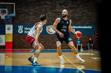 Za Slovan si Timothy Finke (s loptou) zahral iba v príprave