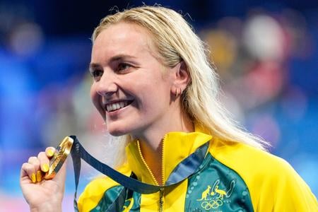 Ariarne Titmusová so zlatou olympijskou medailou z OH 2024 v Paríži.