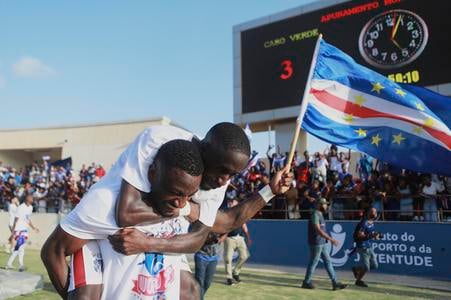 Kapverdský futbalista Stopira (dole) sa raduje so spoluhráčom po víťazstve nad Svazijskom v kvalifikácii na MS 2026 v kapverdskom hlavnom meste Praia.