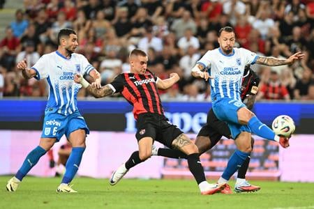 Na snímke zľava hráč Vladimir Screciu z Universitatea Craiove, futbalista Trnavy Timotej Kudlička, ktorý strieľa gól a hráč Vasile Mogos z Universitatea Craiove počas odvetného zápasu 3. predkola Konferenčnej ligy medzi FC Spartak Trnava a Universitatea Craiova vo štvrtok 14. augusta 2025 v Trnave. Futbalisti Spartaka Trnava boli len kúsok od účasti v play off Konferenčnej ligy.