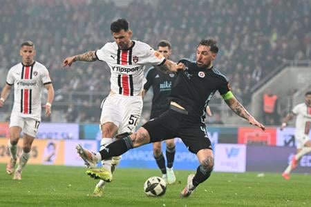 Guram Kašia a hráč Spartaka Michal Ďuriš počas odvety semifinále Slovenského pohára Spartak Trnava - Slovan Bratislava v apríli 2025 v Trnave.