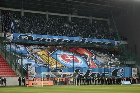 Polícia mala derby pod kontrolou, ultras sa sústredili na choreá
