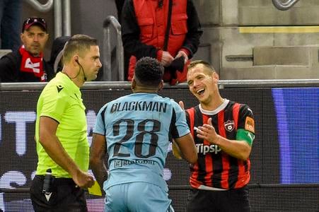 Martin Mikovič (vpravo) dostal za zásah do tváre Cesara Blackmana červenú kartu.