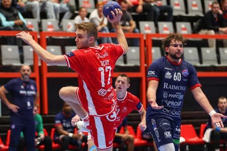 Na snímke v popredí s loptou Patrik Tichý (Považská Bystrica) strieľa na bránu počas odvetného zápasu 2. kola tretej najprestížnejšej európskej súťaže Európskeho pohára EHF v hádzanej mužov MŠK Považská Bystrica - Raimond Sassar.
