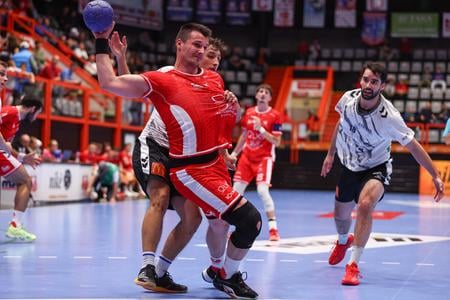 Na snímke v popredí zľava Šimon Macháč (Považská Bystrica), Javier Antonio Ahumada a Daniel Berrios Montecino (obaja Topoľčany).