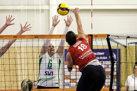 Na snímke zľava Paula Polóni (ŠKM)) a Marína Siládiová (Slávia) v zápase 2. kola Niké extraligy vo volejbale žien KOOPERATIVA Slávia EUBA - ŠKM Liptovský Hrádok.