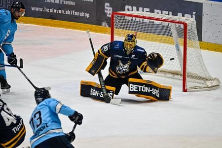 Robert Varga (Slovan) a brankár Denis Godla počas zápasu 13. kola Slovan Bratislava - Spišská Nová Ves v Bratislave. Domáci vyhrali 6:4.
