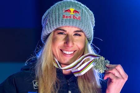 Ester Ledecká s bronzovou medailou na MS v alpskom lyžovaní. Získala ju v zjazde.