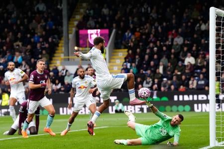 Martin Dúbravka si cez víkend pripísal nielen viacero skvelých zákrokov, ale aj ďalšiu vychytanú nulu v Premier League.