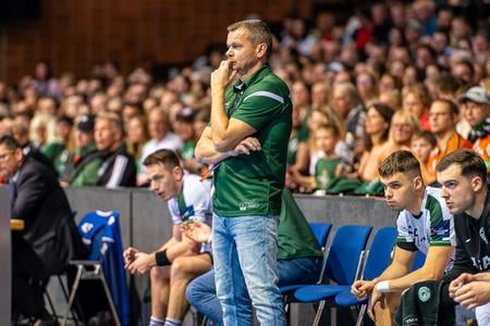 Zamyslený tréner hádzanárov Tatrana Prešov Radoslav Antl počas zápasu Európskej ligy na pôde nemeckého Hannoveru-Burgdorf.