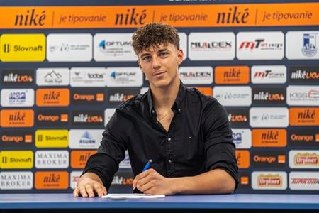 Filip Kalanin po podpise zmluvy.