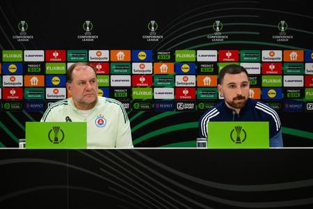 Zľava tréner Slovana Vladimír Weiss st. a hráč Slovana Guram Kašia počas tlačovej konferencie pred zápasom 2. kola ligovej fázy Konferenčnej ligy AZ Alkmaar - ŠK Slovan Bratislava.