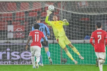 Zľava Ibrahim Sadiq (Alkmaar), Kenan Bajrič, brankár Dominik Takáč (obaja Slovan) a Weslley Patati (Alkmaar) počas zápasu 2. kola ligovej fázy Konferenčnej ligy vo futbale AZ Alkmaar - ŠK Slovan Bratislava.