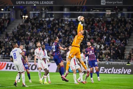 Slovenský brankár Dominik Greif (uprostred) z Lyonu chytá loptu v zápase 3. kola ligovej fázy Európskej ligy Olympique Lyon - FC Bazilej.