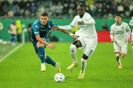 Serge-Philippe Raux-Yao z Rapidu Viedeň (vpravo) a Roberto Piccoli z Fiorentiny.