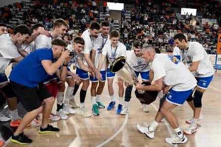 Volejbalisti VKP Bratislava už pod hlavičkou Slovana budú v tejto sezóne obhajovať double.
+