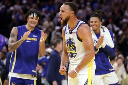 Stephen Curry (uprostred) sa teší z úspešného pokusu za 3 body z zápase proti Denveru Nuggets.