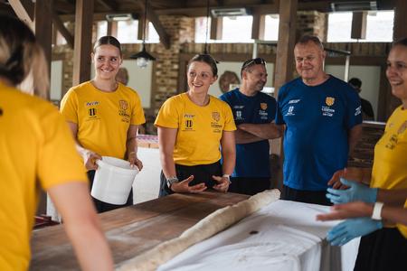 Kristína Pastorková (v strede) po ľavej ruke s trénerom HC DAC
Viktorom Debrem na teambuildingu, kde si vyskúšali varenie i
pečenie.