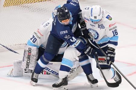 Na snímke zľava Ján Petriska (Bratislava) a Marko Stacha (Nitra) v zápase 14. kola hokejovej Tipsport ligy medzi HK Nitra - HC Slovan Bratislava 24. októbra 2025 v Nitre.