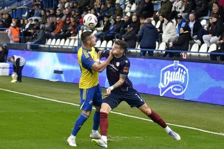 Na snímke zľava Matej Čurma (Michalovce) a Viktor Dukanovič (DAC) v zápase 12. kola futbalovej Niké ligy MFK Zemplín Michalovce - FC DAC 1904 Dunajská Streda.