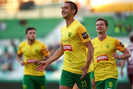 Na snímke uprostred Michal Faško (Žilina) sa raduje z gólu.