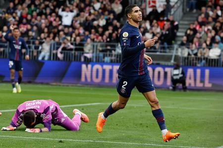 Achraf Hakimi (PSG) oslavuje gól proti Brestu.